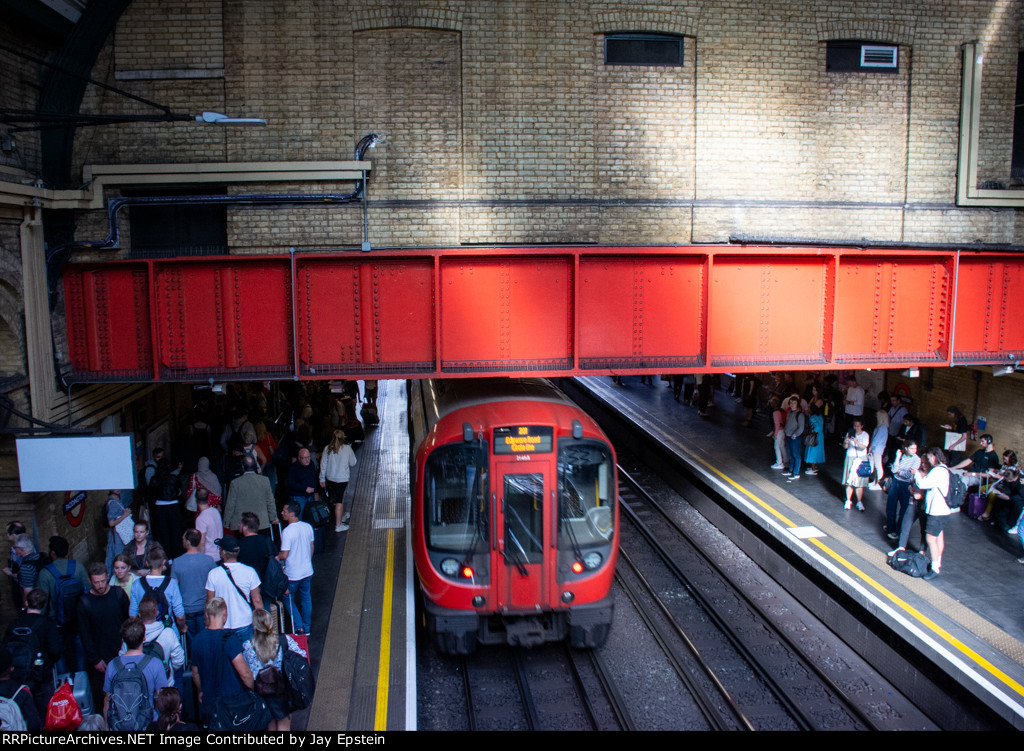 Big crowds at Paddington's Metropolitan Railway Station 